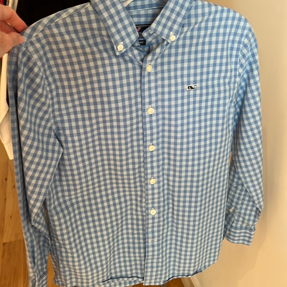 New without tags vineyard vines button down shirt in great condition.